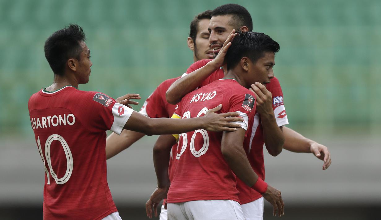 Para pemain Semen Padang merayakan gol yang dicetak Irsyad Maulana ke gawang Mitra Kukar pada laga Piala Presiden 2019 di Stadion Patriot, Bekasi, Kamis (14/3). Padang menang 2-0 atas Mitra. (Bola.com/Yoppy Renato)