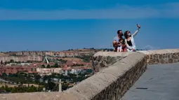 Para turis berswafoto di kota tua Toledo, Spanyol, pada 22 September 2020. Pariwisata di Toledo terdampak keras oleh pandemi COVID-19. (Xinhua/Meng Dingbo)