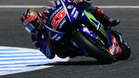 Pembalap Movistar Yamaha, Maverick Vinales beraksi pada kualifikasi MotoGP Spanyol 2017 di Sirkuit Jerez. (PIERRE-PHILIPPE MARCOU / AFP)