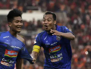 Striker Arema FC, Nur Hardianto, merayakan gol yang dicetaknya ke gawang Persija Jakarta pada laga Shopee Liga 1 di SUGBK, Jakarta, Sabtu (3/8). Persija bermain imbang 2-2 atas Arema. (Bola.com/Yoppy Renato)