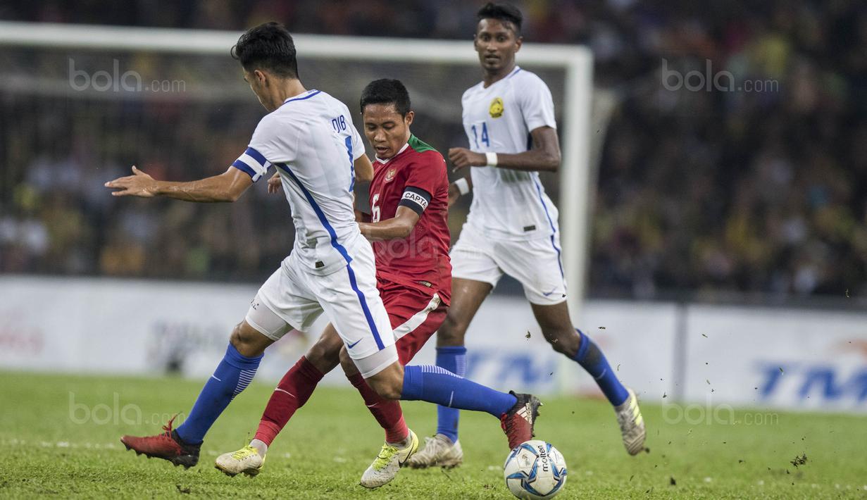 Gelandang Timnas Indonesia, Evan Dimas, menggocek pemain Malaysia pada semifinal SEA Games di Stadion Shah Alam, Selangor, Sabtu (26/8/2017). Indonesia kalah 0-1 dari Malaysia. (Bola.com/Vitalis Yogi Trisna)