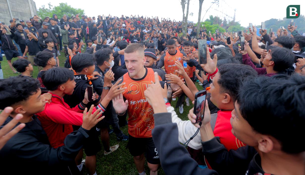 Aksi suporter ini juga memberikan pesan moral, Persija Jakarta tidak sendiri dalam menghadapi laga panas melawan Persib Bandung. Semangat juang dari The Jakmania diharapkan menular ke seluruh pemain. (Bola.com/M Iqbal Ichsan)