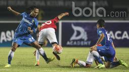 Gelandang Persib Bandung, Hariono, menjatuhkan striker Bali United, Irfan Bachdim. Laga persahabatan ini berlangsung menarik karena kedua klub saling jual beli serangan selama 90 menit. (Bola.com/Vitalis Yogi Trisna)