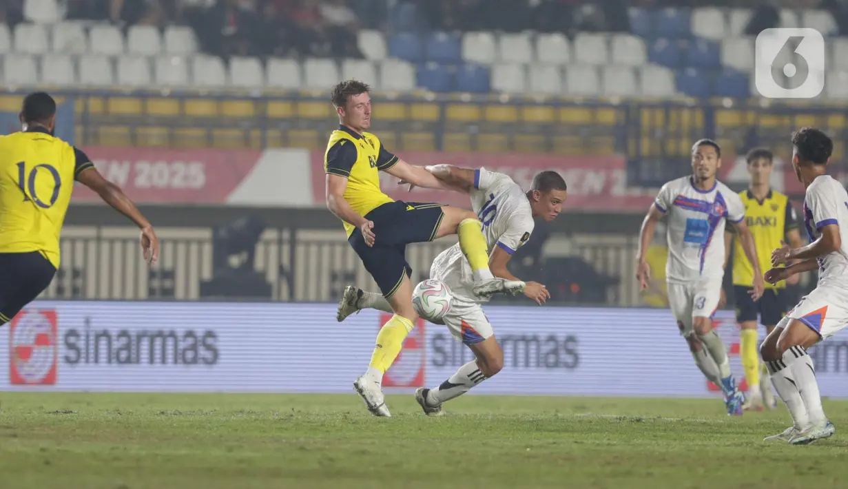 Sementara Port FC baru bisa menyamakan kedudukan menjelang babak pertama usai. (Liputan6.com/Helmi Fithriansyah)