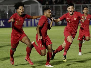 Pemain Timnas Indonesia U-19 merayakan gol yang dicetak oleh Muhammad Fajar Fathur ke gawang Timor Leste pada laga Kualifikasi Piala AFC U-19 di Stadion Madya, Jakarta, Rabu, (6/11/2019). Indonesia menang 3-1 atas Timor Leste. (Bola.com/M Iqbal Ichsan)