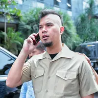 Ahmad Dhani di Polda Metro Jaya (Adrian Putra/bintang.com)