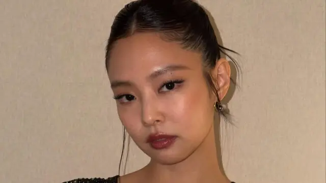 Jennie BLACKPINK Tampil Flawless dengan Lipstik Merah Maroon di Chanel FW26 Paris Fashion Week