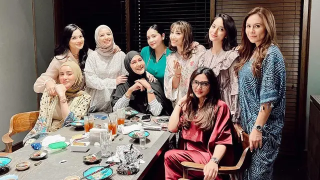 Titi Kamal, Nagita Slavina, Ayu Dewi hingga Wulan Guritno terlihat kompak dalam acara buka puasa bersama (Foto: Instagram @ollaramlan)