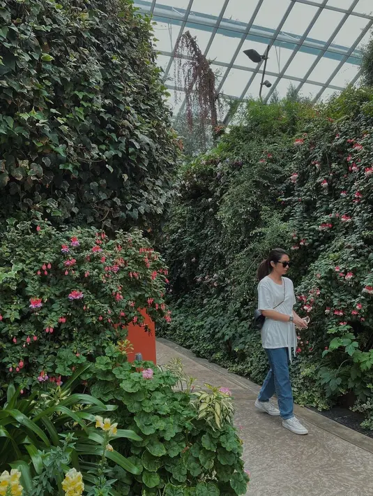 Menyempurnakan gaya basic yang dihadirkan, pemilihan t-shirt dengan aksen ikat mampu meningkatkan gaya yang semakin stylish. (Foto: Marchella FP/ Instagram)