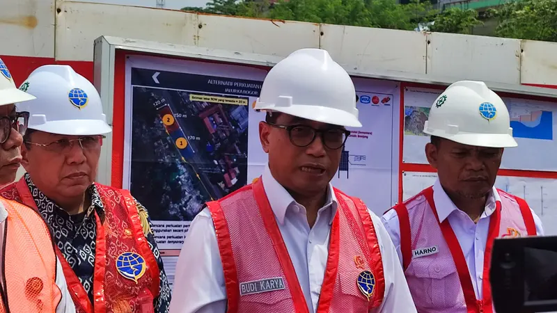 Menteri Perhubungan Budi Karya Sumadi saat meninjau lokasi jalur rel kereta api yang longsor di Kota Bogor