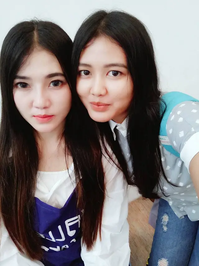 6 Potret Via Vallen dan Mella Rosa dari Kecil hingga Kini, Selalu Kompak
