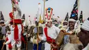 Ekspresi sejumlah peserta saat mengikuti karnaval La Vijanera di Silio, Spanyol (8/1). Karnaval tersebut merupakan pesta kostum yang digelar setiap tahun pada minggu pertama setelah tahun baru. (AFP/Cesar Manso)