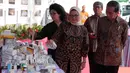 Presiden RI Joko Widodo didampingi Kepala BPOM, Penny K Lukito, Menkes, Nila F. Moeloek melihat obat pada acara Pencanangan Aksi Nasional Pemberantasan Obat Ilegal dan Penyalahgunaan Obat di Cibubur, Jakarta, Selasa (3/10). (Liputan6.com/Faizal Fanani)
