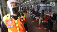 Petugas memakai pelindung wajah dan masker dalam gerbong KRL tujuan Jakarta di Stasiun Bogor, Jawa Barat, Kamis (11/6/2020). PT KCI membatasi jumlah penumpang 35- 40 persen dari kapasitas untuk jaga jarak aman antarpengguna KRL atau sekitar 74 penumpang per gerbong. (merdeka.com/Arie Basuki)