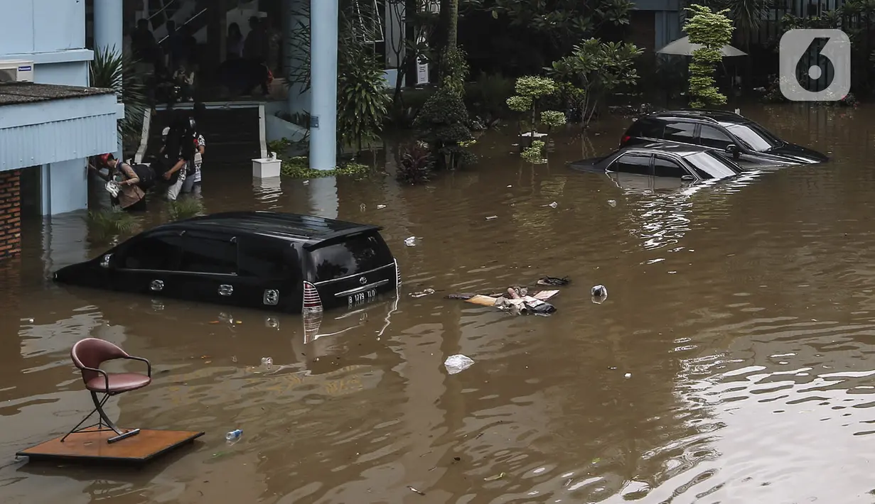 Sejumlah kendaraan terendam banjir di kawasan Tendean Jakarta, Sabtu (20/2/2021). Curah hujan yang tinggi menyebabkan banjir setinggi orang dewasa di kawasan Tendean. (Liputan6.com/Johan Tallo)