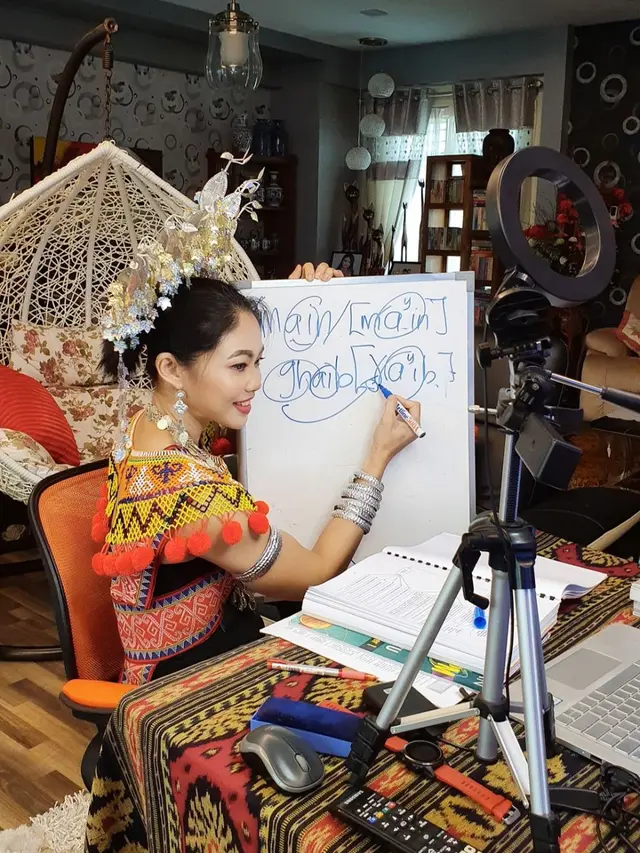 Viral Guru Pakai Pakaian Daerah Setiap Mengajar Online, Ini 6 Potretnya