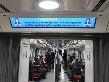 Sebuah tanda menyambut penumpang ke kereta metro tanpa pengemudi pertama India saat peresmiannya di New Delhi, Senin (28/12/2020). Kereta tanpa pengemudi itu akan beroperasi di jalur magenta sepanjang 38 kilometer di ibu kota India yang menghubungkan 25 stasiun metro. (Sajjad HUSSAIN/AFP)