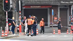 Sejumlah polisi berjaga di dekat lokasi penembakan di Liege, Belgia (29/5). Setelah menembak dua polisi dan seorang pejalan kaki, pelaku melarikan diri dan memasuki SMA Athenee de Waha. (AP/Geert Vanden Wijngaert)
