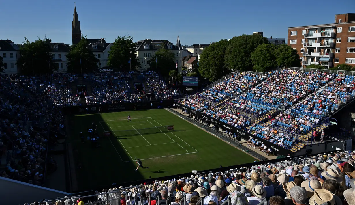 Petenis Argentina, Diego Schwartzman berusaha mengembalikan bola menuju petenis Inggris, Jack Draper saat putaran 8 pertandingan tenis tunggal putra pada hari keempat turnamen tenis Eastbourne International di Eastbourne, Inggris pada 22 Juni 2022. (AFP/Glyn Kirk)