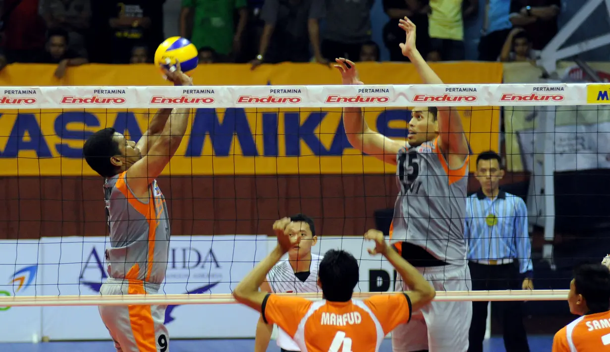 Pevoli putra Jakarta BNI 46, Loundriyan A Maspaitella (kiri) memberikan umpan saat laga lawan Surabaya Samator di Pertamina Proliga 2015 di Hall A Senayan, Jakarta, (21/3/2015). Samator unggul 3-0 atas  BNI 46. (Liputan6.com/Helmi Fithriansyah)