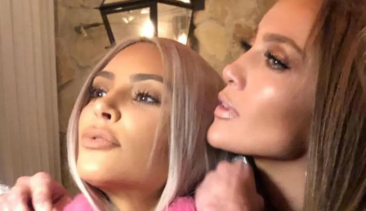 "Saat Kimmy datang, kami selalu melakukan selfie," tulis J.Lo sebagai keterangan foto yang ia unggah di Instagram. (Celebuzz)