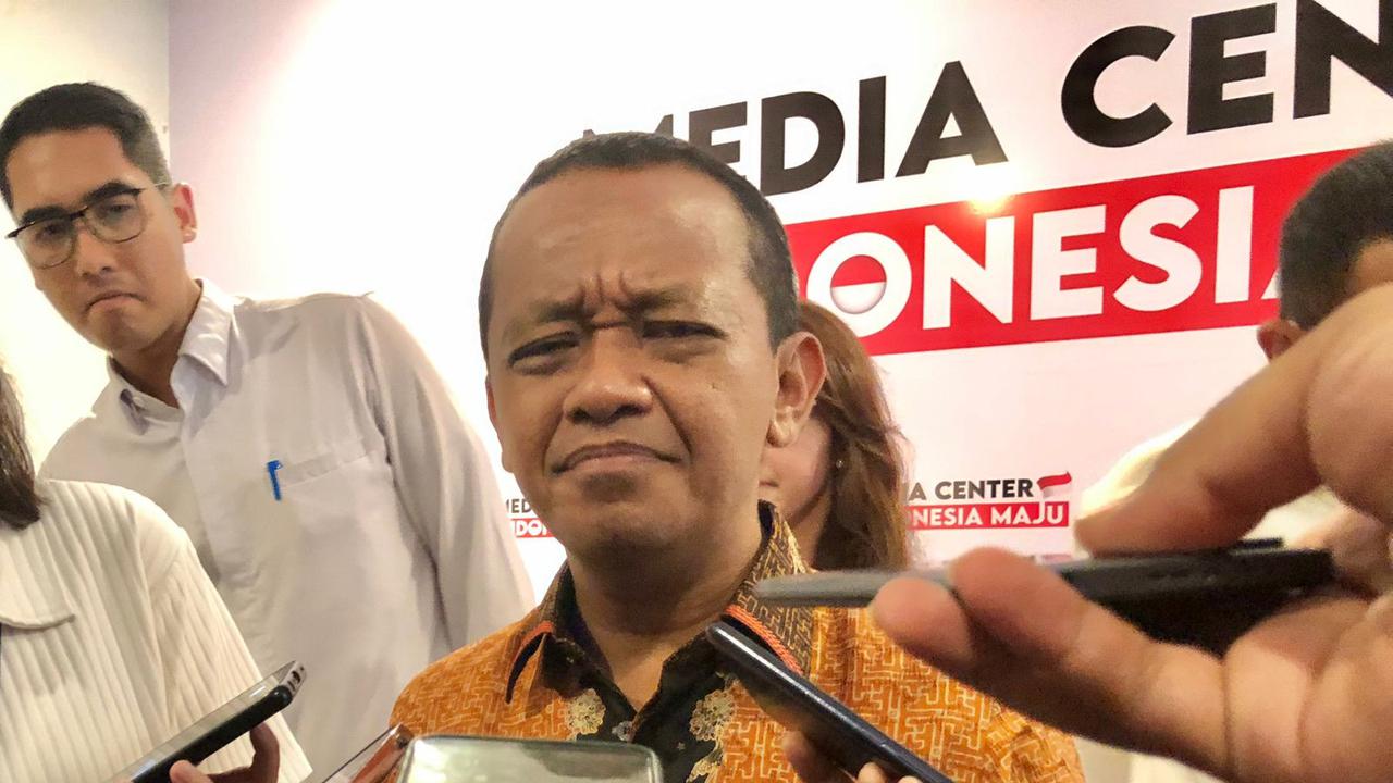 Menteri Investasi/Kepala BKPM Bahlil Lahadalia di Media Center Pro Pemerintah di Jalan Diponegoro No 15A, Menteng, Jakarta Pusat, Senin (4/12/2023). Bahlil mengungkapkan mengenai rencana pembukaan kembali TikTok Shop. (Tira/Liputan6.com)