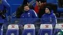 Penyerang baru Chelsea, Olivier Giroud tersenyum saat duduk di bangku cadangan bersama Alvaro Morata saat pertandingan melawan Bournemouth di Stamford Bridge di London, (31/1). Giroud bergabung dengan Chelsea dari Arsenal. (AP Photo / Tim Irlandia)