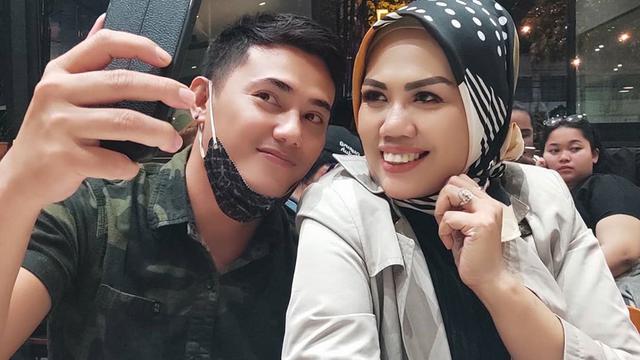 7 Potret Mesra Elly Sugigi dan Tony Radit, Teman Duet Lagu Baru