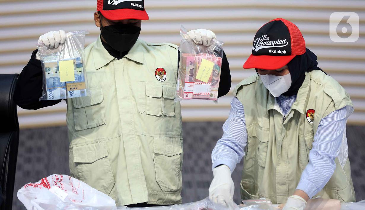 Selain itu, KPK juga menyita uang Rp 58 juta serta logam mulia seberat 850 gram dari kediaman anggota DPRD Lampung Tengah yang juga adik Ardito Wijaya, Ranu Hari Prasetyo. Tampak dalam foto, petugas memperlihatkan barang bukti penangkapan Bupati Lampung Tengah, Ardito Wijaya, di Gedung Merah Putih Komisi Pemberantasan Korupsi (KPK), Jakarta, Kamis (11/12/2025). (Liputan6.com/Helmi Fithriansyah)