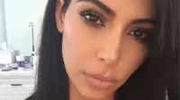 Liburan di Meksiko, Kim Kardashian memutuskan untuk bermain tenis hanya dengan mengenakan bikini. 