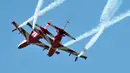 Tim aerobatik Angkatan Udara India, Suryakiran, melakukan manuver pada hari kedua Aero India 2023 di pangkalan udara Yelahanka, Bengaluru, India, 14 Februari 2023. Aero India adalah acara dua tahunan dengan demonstrasi terbang oleh tim stunt dan militer serta komersial paviliun tempat perusahaan penerbangan memamerkan produk dan teknologinya. (AP Photo/Aijaz Rahi)