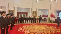 Presiden Joko Widodo atau Jokowi melantik anggota Komisi Pengawas Persaingan Usaha (KPPU) periode 2023-2028 di Istana Negara, Jakarta, Kamis (18/1/2024) (Liputan6.com/Lizsa Egaham)