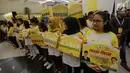 Sejumlah gadis menunjukkan poster saat penutupan Musyawarah Nasional Luar Biasa (Munaslub) partai Golkar di Jakarta, Rabu (20/12). (Liputan6.com/Faizal Fanani)