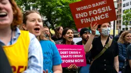 Aksi unjuk rasa tersebut dilakukan para aktivis dari Glasgow Actions Team dan kelompok lainnya. (Kent Nishimura/Getty Images North America/Getty Images via AFP)