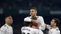 Perayaan gol pemain Real Madrid usai Cebalos mencetak gol pada laga lanjutan La Liga Spanyol yang berlangsung di stadion Benito Villamarin, Senin (14/1). Real Madrid menang 2-1 atas Real Betis. (AFP/Cristina Quicler)