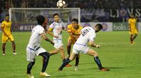 Para pemain Arema FC coba menghalau pergerakan pemain Sriwijaya FC, Adam Alis, di laga perempat final Piala Presiden 2018, Minggu (4/2). (Liputan6.com/Fajar Abrori)