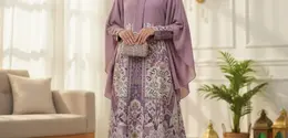 Gamis Batik Brokat berwarna Dusty Lilac/Gemini AI.