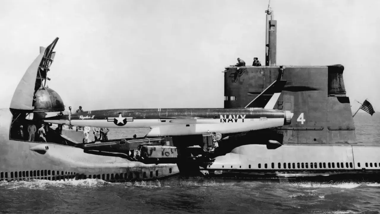 Rudal SSM-N-9 Regulus II di atas kapal USS Grayback milik Angkatan Laut Amerika Serikat diluncurkan pada 2 Juli 1957 di Mare Island. (Dok. U.S Navy)
