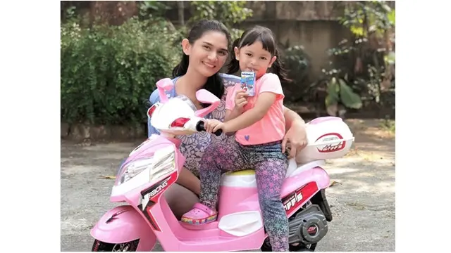 Kini ia menikmati perannya sebagai seorang istri dan ibu rumah tangga.