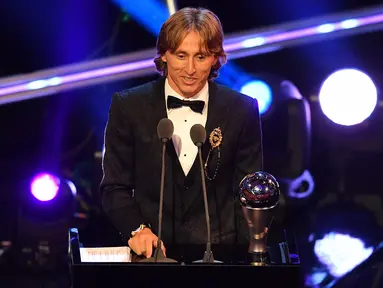 Pemain Real Madrid asal Kroasia, Luka Modric, menerima trofi Pemain Terbaik FIFA 2018 di London, Senin (24/9/2018). Dirinya mampu mematahkan dominasi Cristiano Ronaldo dan Lionel Messi. (AFP/Ben Stansall)