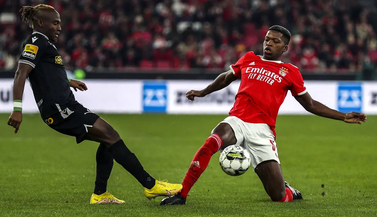Pemain Benfica, Florentino Luis (kanan) berebut bola dengan pemain Casa Pia, Saviour Godwin pada laga lanjutan Liga Portugal di the Luz Stadium, Lisbon, 4 Februari 2023. Luis dipercaya oleh Roger Schmidt untuk mengisi lini tengah Benfica secara reguler pada musim 2022/2023. Ia tercatat telah memainkan 53 pertandingan dengan menyumbang tiga assist. Penampilan apiknya membuat klub-klub besar, termasuk AC Milan tertarik untuk merekrutnya pada bursa transfer musim panas ini. (AFP/Carlos Costa)
