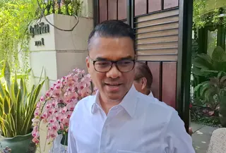 Waketum PSI Ronald Aristone Sinaga atau yang akrab disapa Bro Ron menyambangi rumah pribadi Jokowi untuk membeberkan penyelewengan dana. (Liputan6.com/ Fajar Abrori)