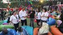 Menkominfo Rudiantara (kedua kiri) bersama CEO GO-JEK Nadiem Makarim (tengah) mencicipi makanan saat meninjau Pasar Malam di GO- FOOD Festival di GBK, Jakarta (11/5). (Liputan6.com/Fery Pradolo)