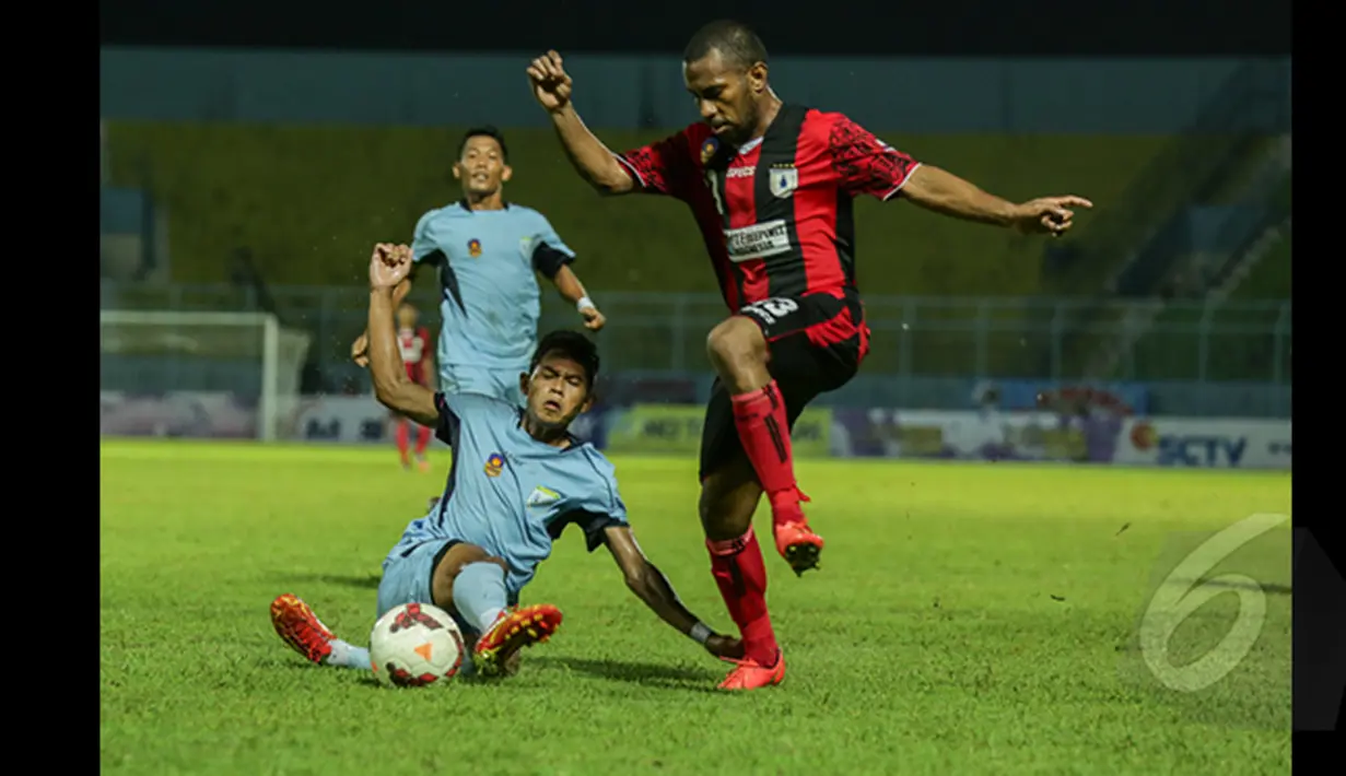 Gelandang Persipura, Ian Louis Kabes (kanan) berusaha menghindari tackling keras pemain Persela Lamongan saat berlaga di SCM Cup 2015 di Stadion Kanjuruhan, Malang, Minggu (18/1/2015).  Persela unggul 1-0 atas Persipura.   (Liputan6.com/Faizal Fanani)