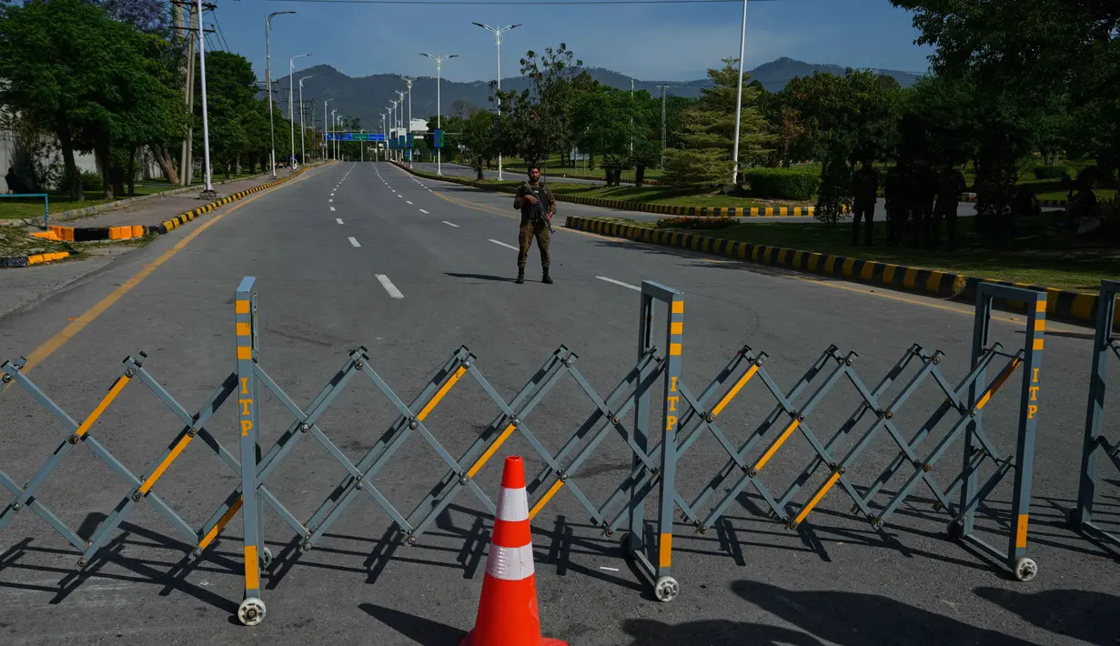 Di sisi lain, Pakistan terus menyerukan agar Amerika Serikat dan Iran tetap menjaga gencatan senjata setelah negosiasi pada putaran pertama berakhir tanpa kesepakatan. Tampak dalam foto, seorang petugas polisi berjaga di pos pemeriksaan yang dibarikade menjelang putaran kedua negosiasi antara kedua negosiasi antara Amerika Serikat dan Iran, di Islamabad, Pakistan, Selasa 21 April 2026. (AP Photo/Anjum Naveed)