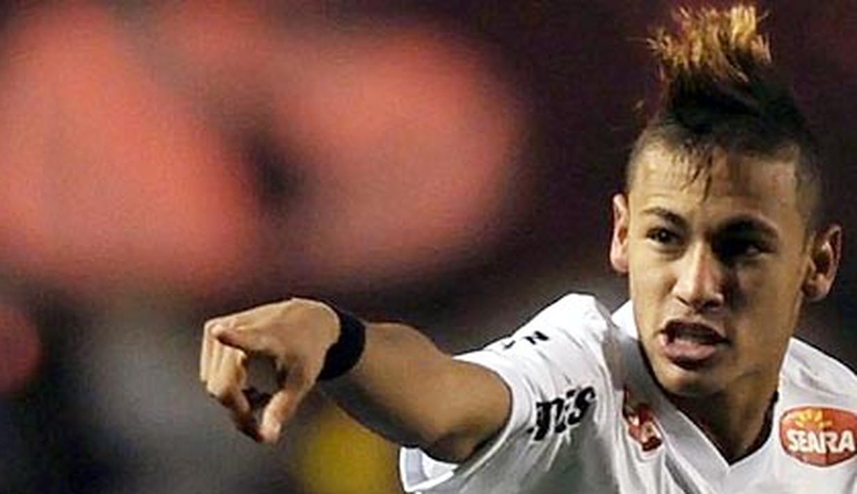 Striker Santos Neymar merayakan gol yang diciptakan ke gawang Penarol pada leg kedua semifinal Copa Libertadores di Sao Paulo, 22 Juni 2011. AFP PHOTO/VANDERLEI ALMEIDA