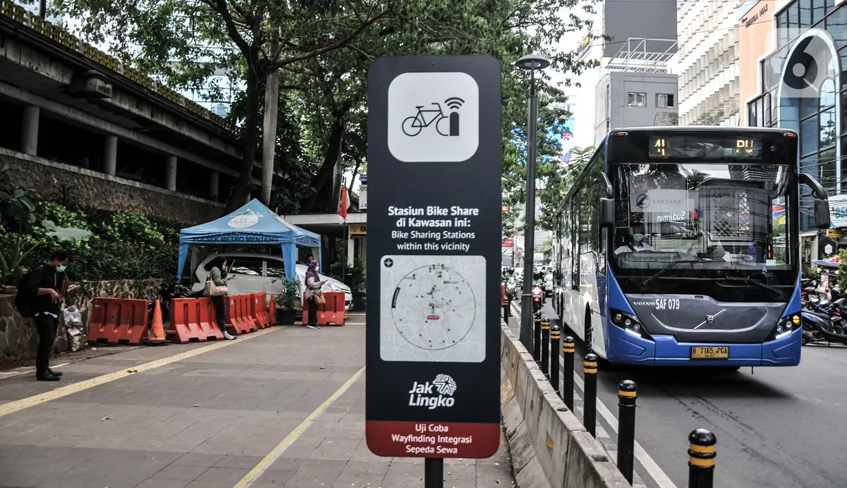 Bus Transjakarta menurunkan penumpang di Jalan Blora, Jakarta, Senin (22/11/2021). Pemprov DKI Jakarta melalui Dinas Perhubungan berencana menjadikan Jalan Blora di depan Stasiun Sudirman sebagai kawasan zona rendah emisi atau low emission zone (LEZ). (merdeka.com/Iqbal S. Nugroho)
