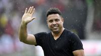 Mantan bintang sepak bola Brasil, Ronaldo, melambaikan tangan kepada penonton selama pertandingan persahabatan dengan legenda klub Flamengo Brasil dan Inter Milan Italia sebagai perpisahan dengan mantan pemain Brasil Adriano di Stadion Maracana di Rio de Janeiro pada tanggal 15 Desember 2024. (Daniel RAMALHO/AFP)
