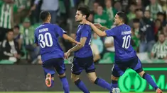 Calon bek Timnas Indonesia Kevin Diks mencetak satu gol ke gawang Real Betis dalam matchday kedua Europa Conference League musim ini. Ia menyelamatkan timnya, FC Copenhagen dari kekalahan. (AP Photo/Toni Rodriguez)