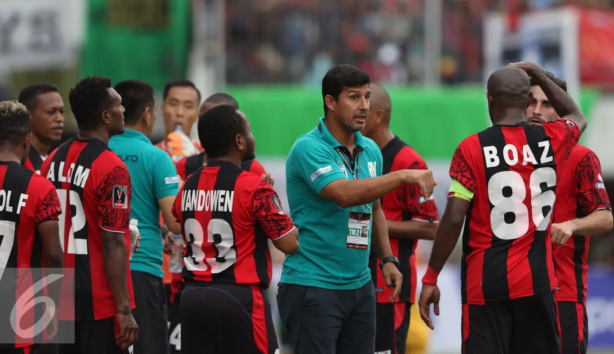 Pelatih Persipura, Angel Alfredo Vera memberi arahan saat jeda laga pembuka turnamen Piala Presiden 2017 melawan PSS Sleman di Stadion Maguwoharjo, Sleman, Sabtu (4/2). Laga berakhir imbang 0-0. (Liputan6.com/Helmi Fithriansyah)